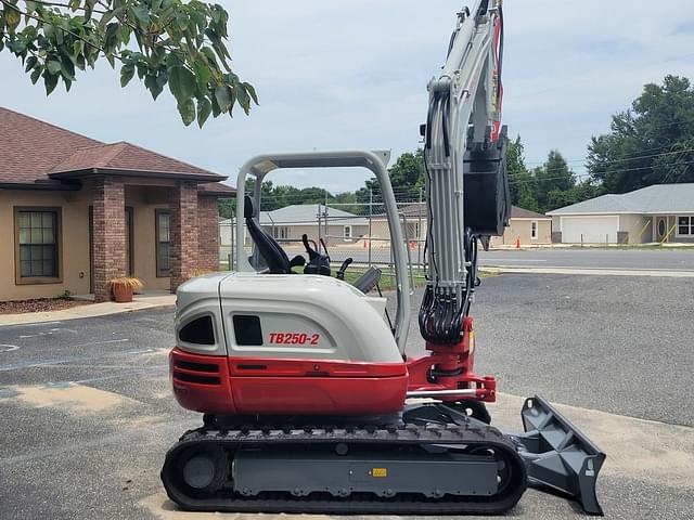 Image of Takeuchi TB250-2 equipment image 3