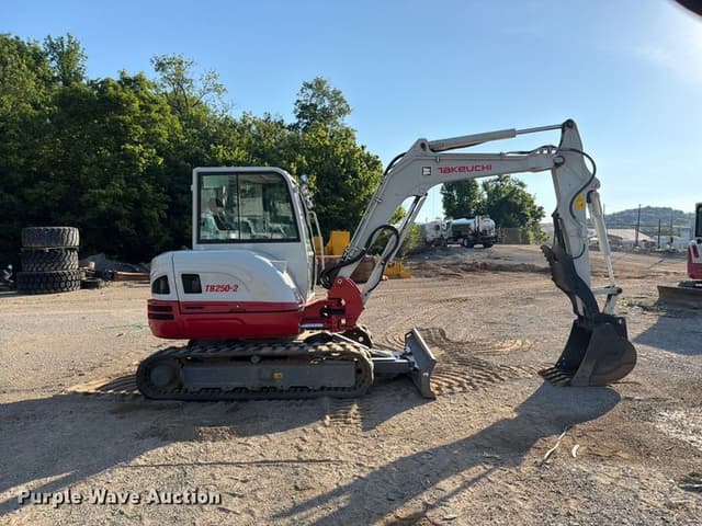 Image of Takeuchi TB250-2 equipment image 3