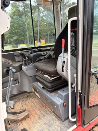 Image of Takeuchi TB260 equipment image 4