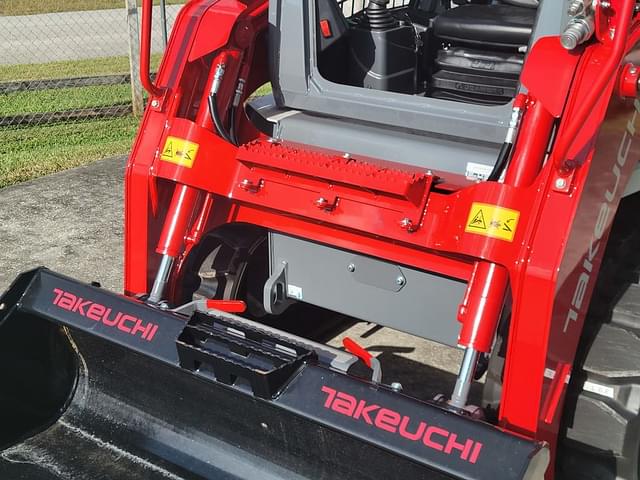 Image of Takeuchi TL8R2 equipment image 4