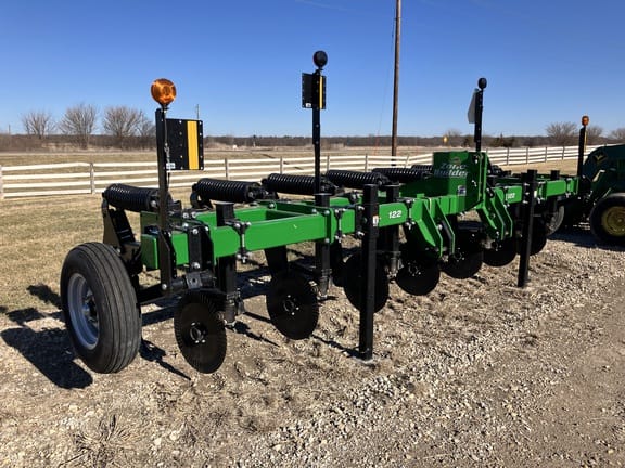 2024 Unverferth Zone-Builder 122 Equipment Image0