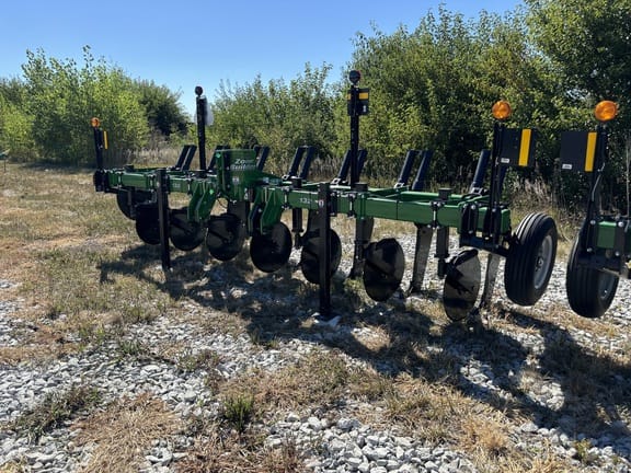 2024 Unverferth Zone-Builder 132 Equipment Image0