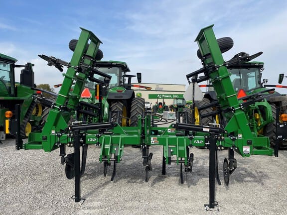 2024 Unverferth Zone-Builder 132 Equipment Image0