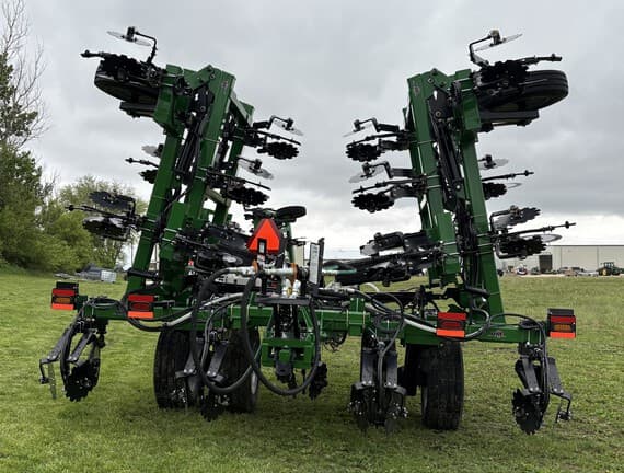 Image of Unverferth Renegade 3500 equipment image 3