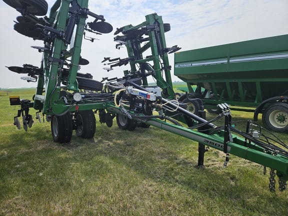 2024 Unverferth Renegade 3500 Equipment Image0