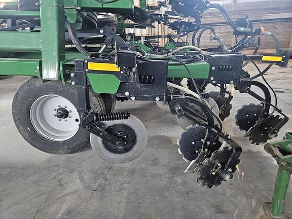 Image of Unverferth Renegade 3500 equipment image 4