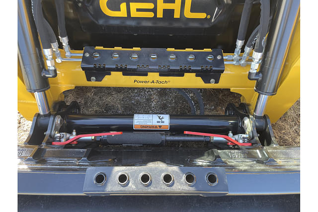 Image of Gehl V210 equipment image 2