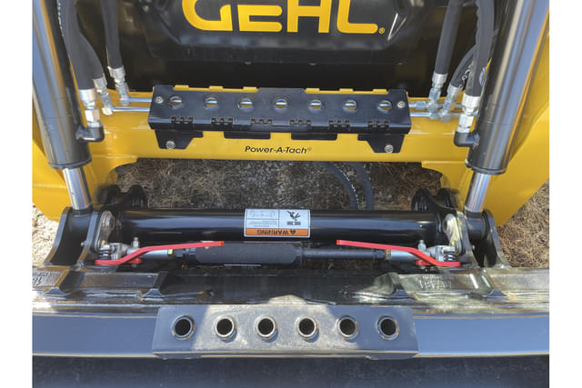 Image of Gehl V210 equipment image 2