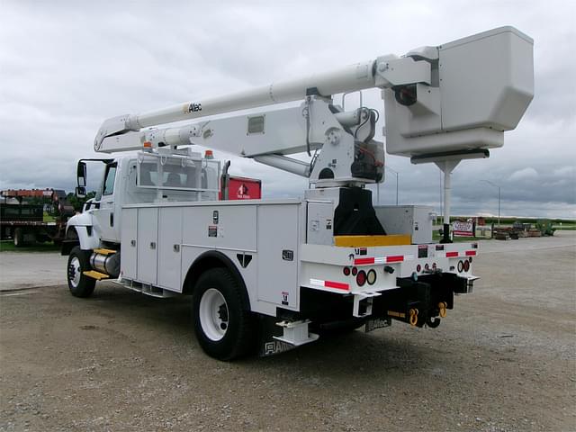 Image of International Workstar 7300 equipment image 2