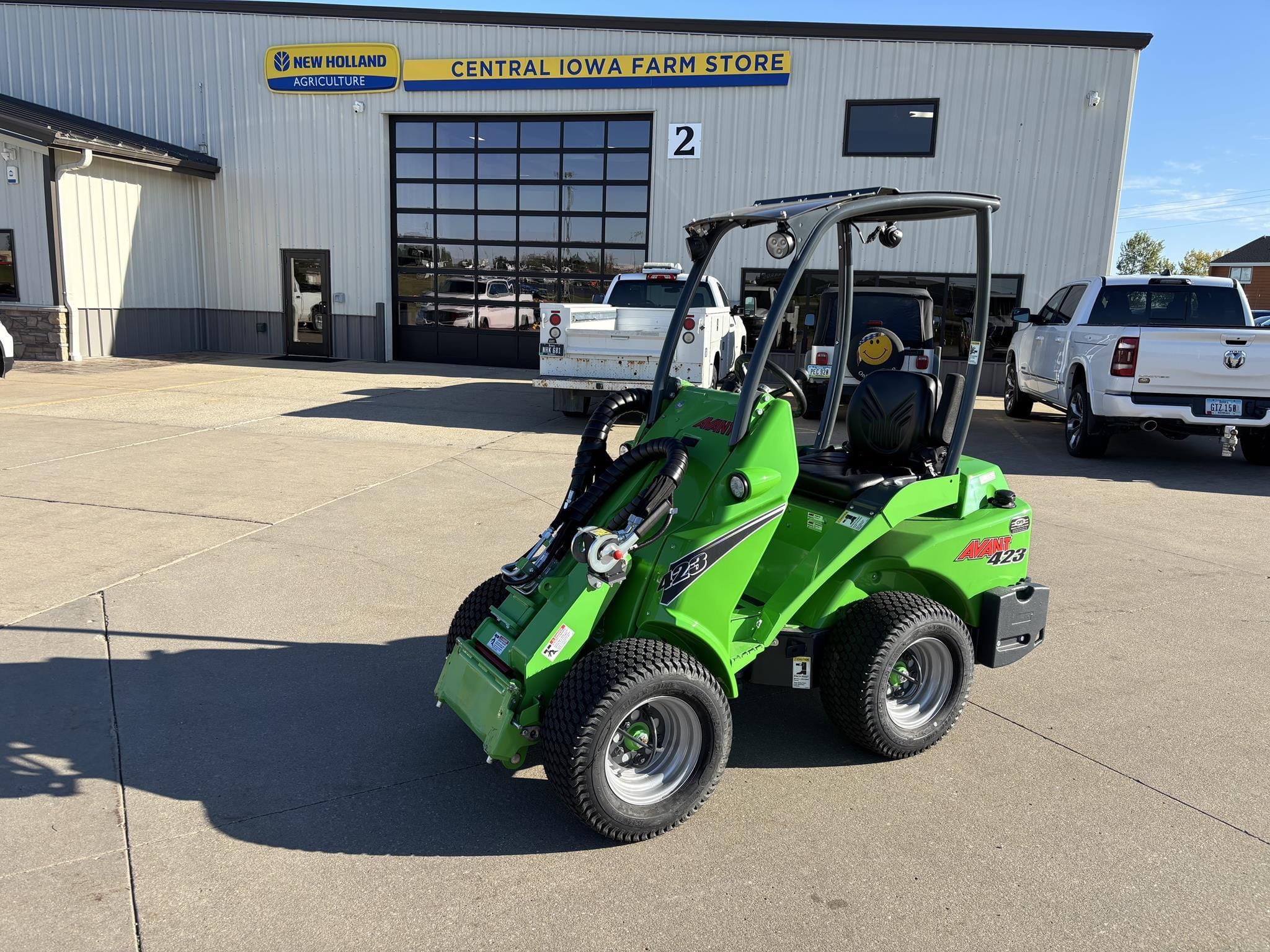 2025 AVANT 423 Equipment Image0