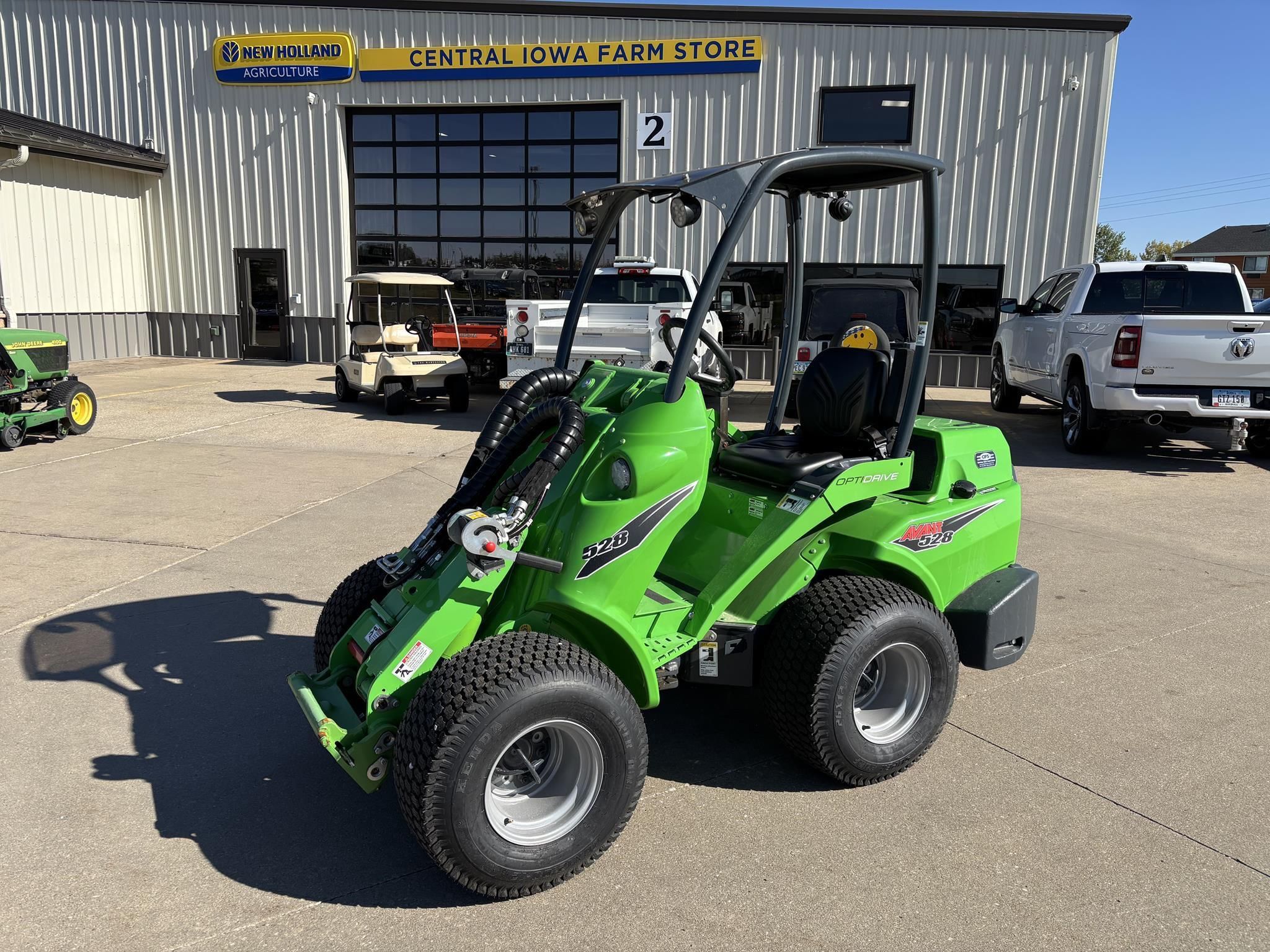 2025 AVANT 528 Equipment Image0