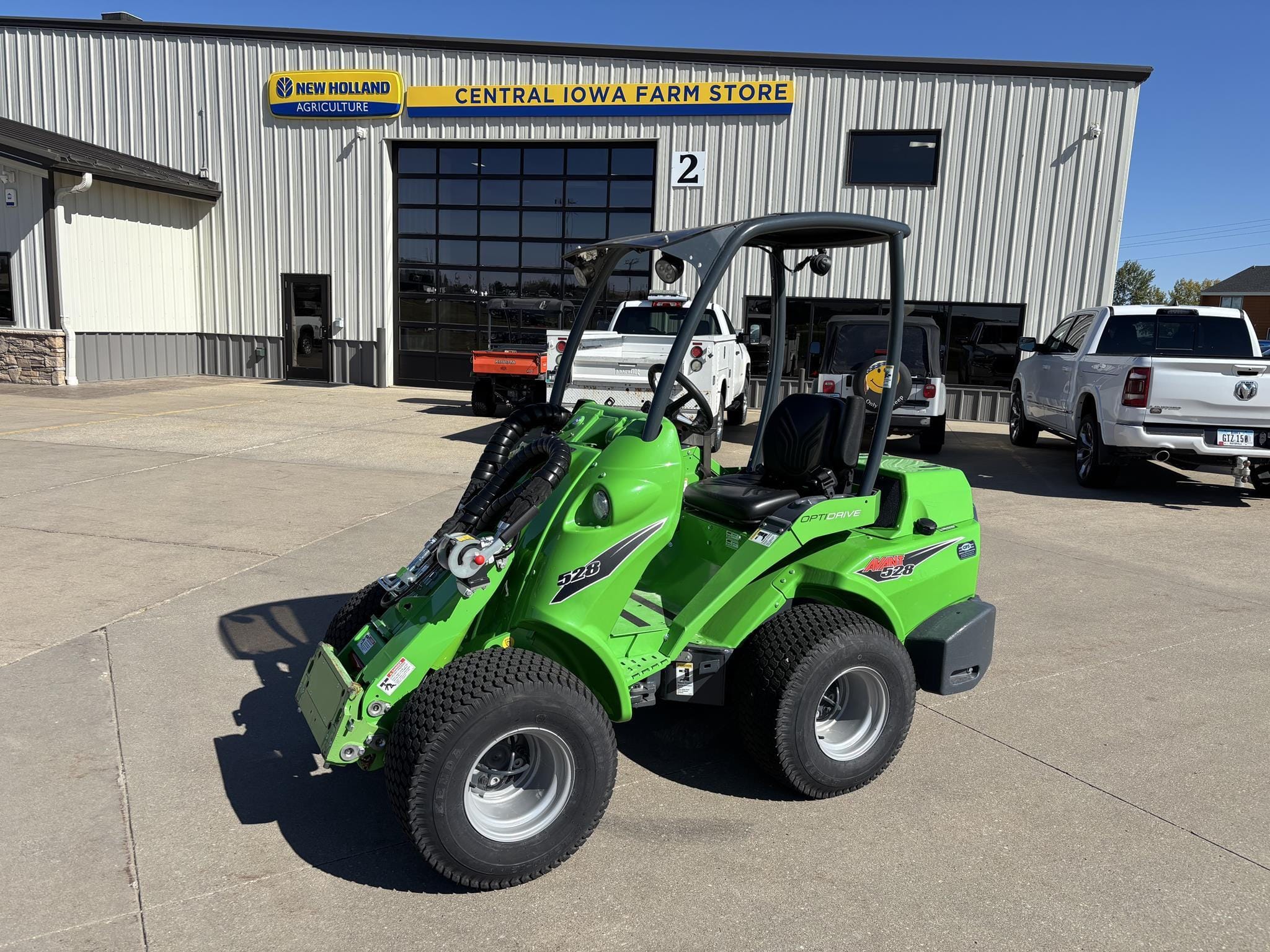 2025 AVANT 528 Equipment Image0