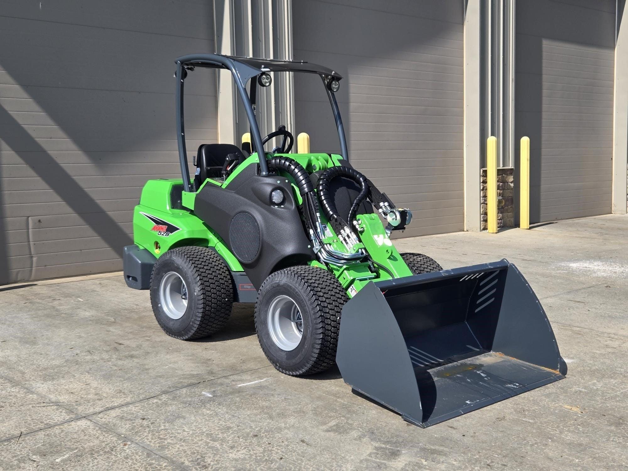 2025 AVANT 528 Equipment Image0