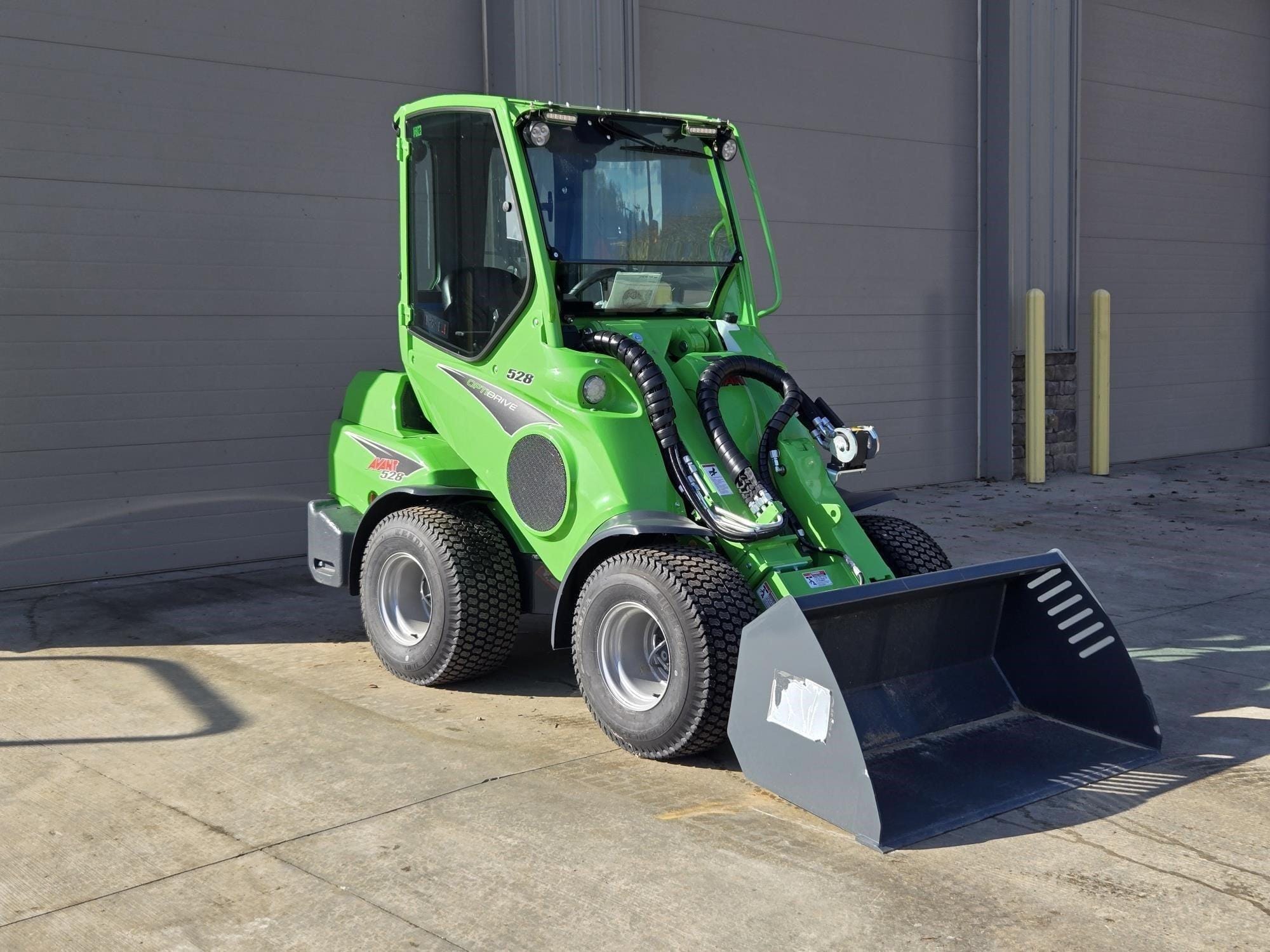 2024 AVANT 528 Equipment Image0