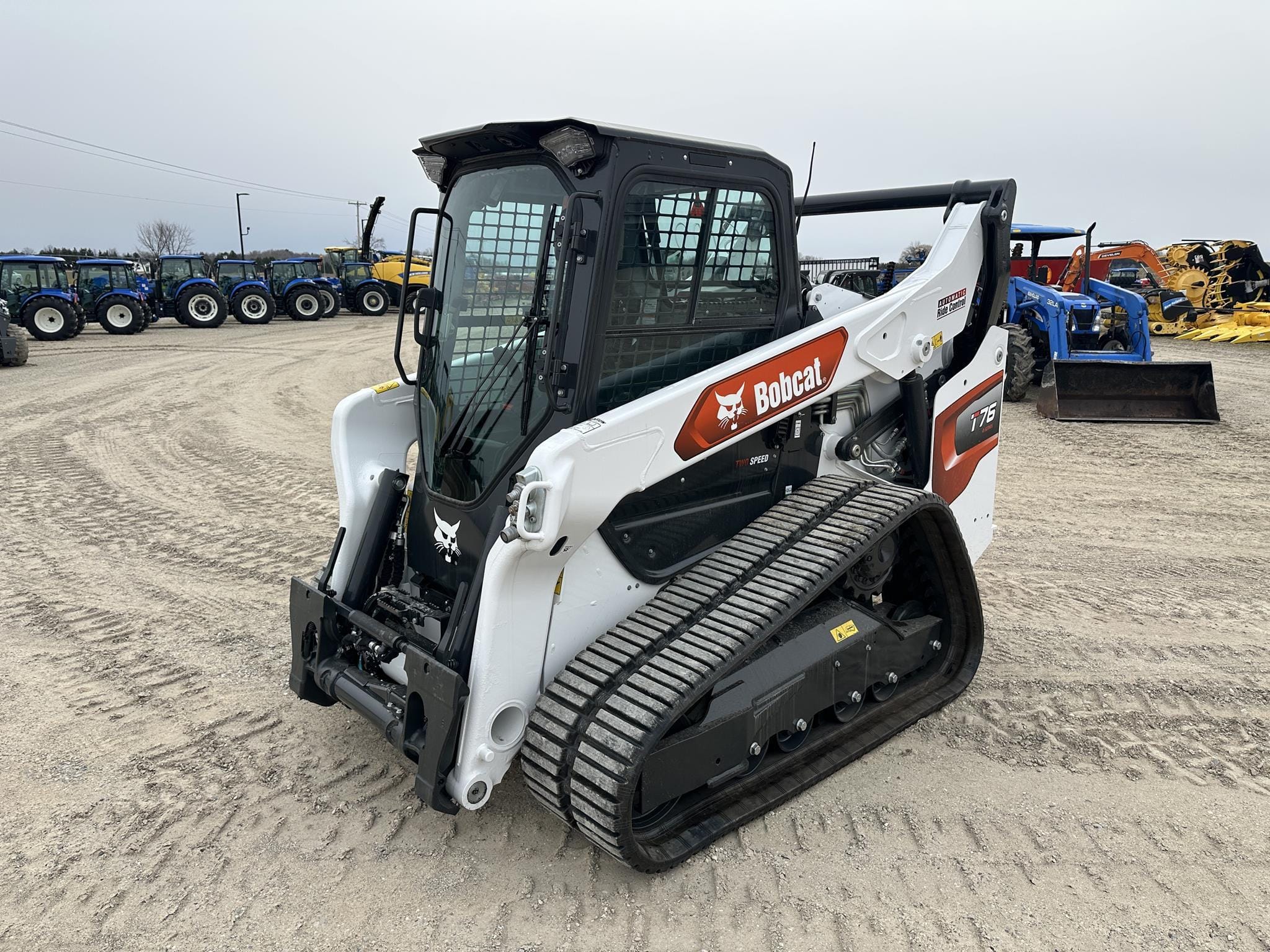 2025 Bobcat T76 Equipment Image0