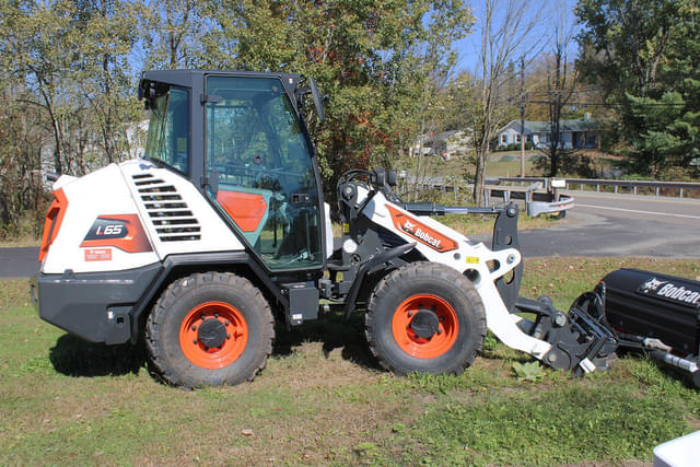 Image of Bobcat L65 equipment image 4
