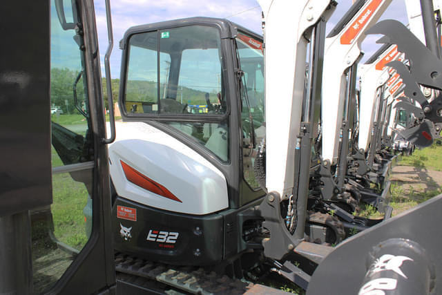 Image of Bobcat E32 equipment image 3