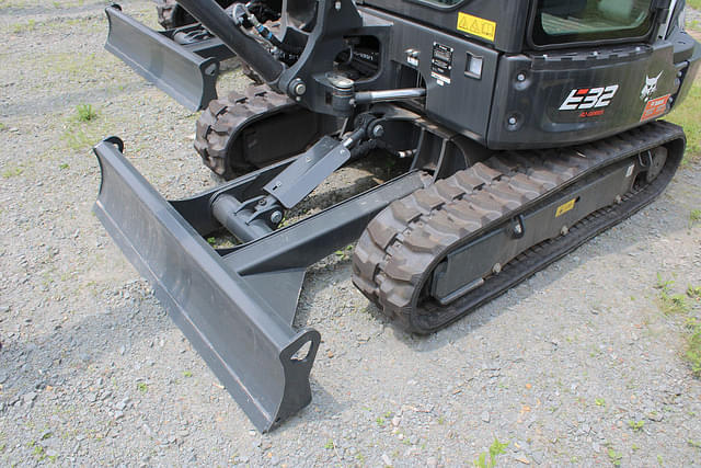 Image of Bobcat E32 equipment image 3