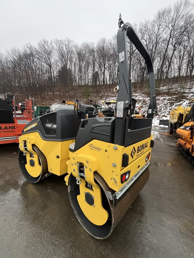 Image of Bomag BW138AD-5 equipment image 2