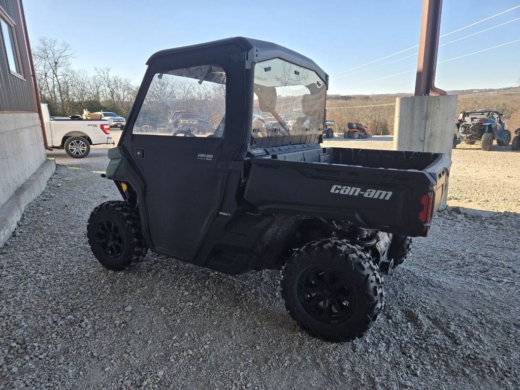 2025 Can-Am Defender DPS HD7 Equipment Image0