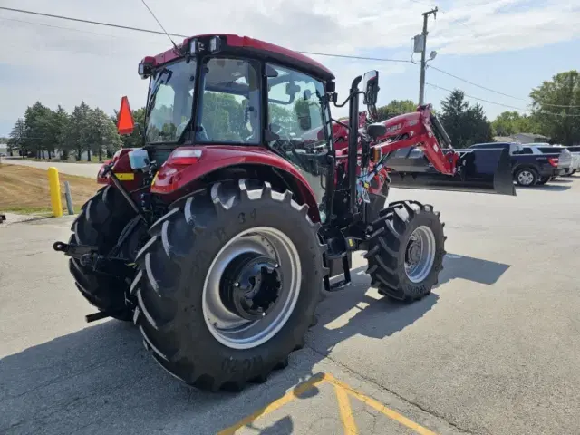 Image of Case IH Farmall 100C equipment image 4