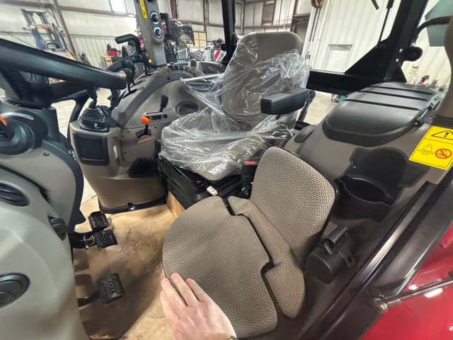 Image of Case IH Farmall 120C equipment image 2