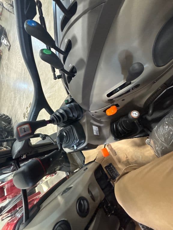 Image of Case IH Farmall 120C equipment image 3