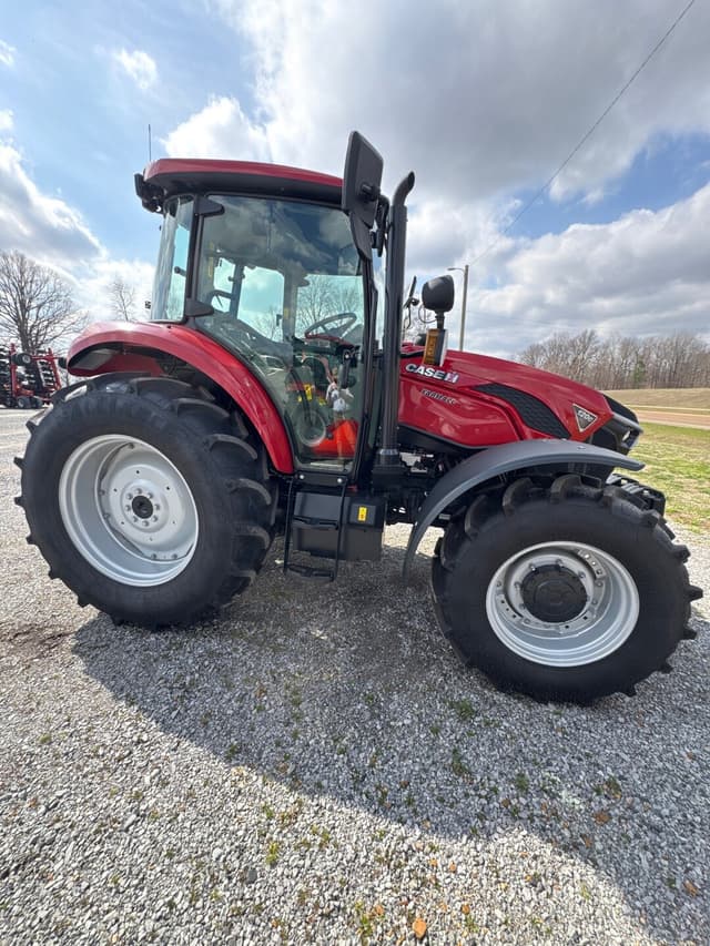 Image of Case IH Farmall 120C equipment image 2