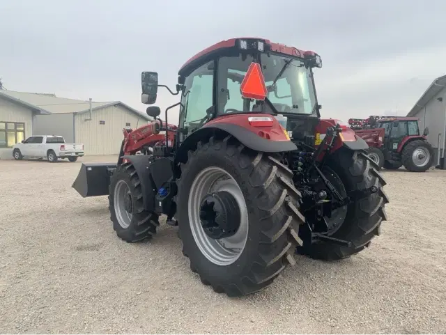 Image of Case IH Farmall 120C equipment image 4
