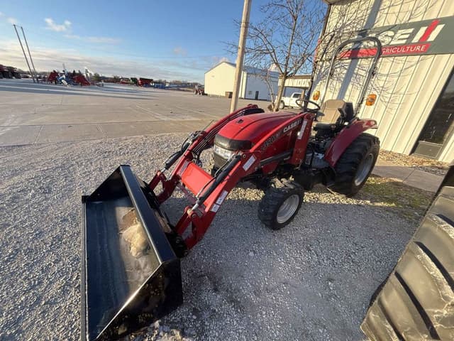 Image of Case IH Farmall 35C equipment image 4