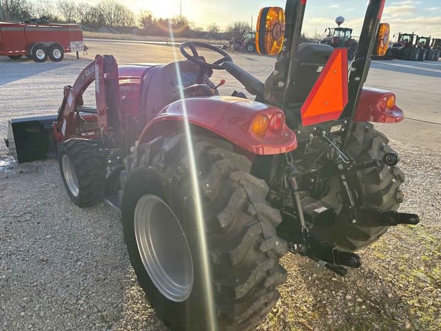 Image of Case IH Farmall 35C equipment image 3