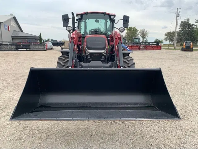 Image of Case IH Farmall 100C equipment image 1