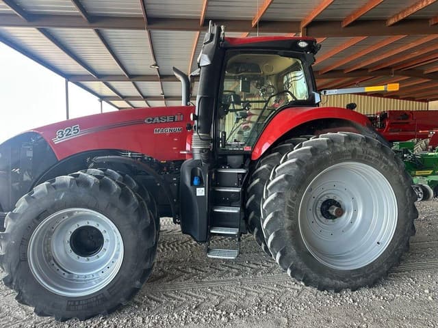 Image of Case IH Magnum 325 equipment image 4