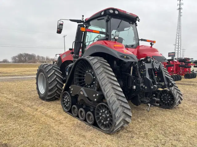 Image of Case IH Magnum 385 Rowtrac equipment image 4
