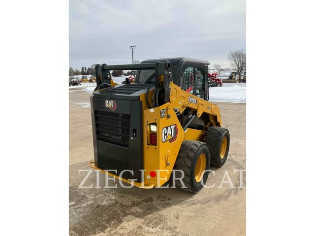 Image of Caterpillar 242D3 equipment image 2