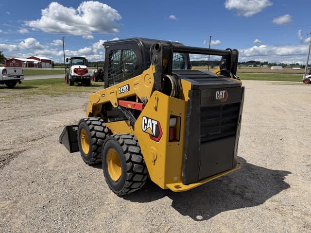 Image of Caterpillar 242D3 equipment image 2