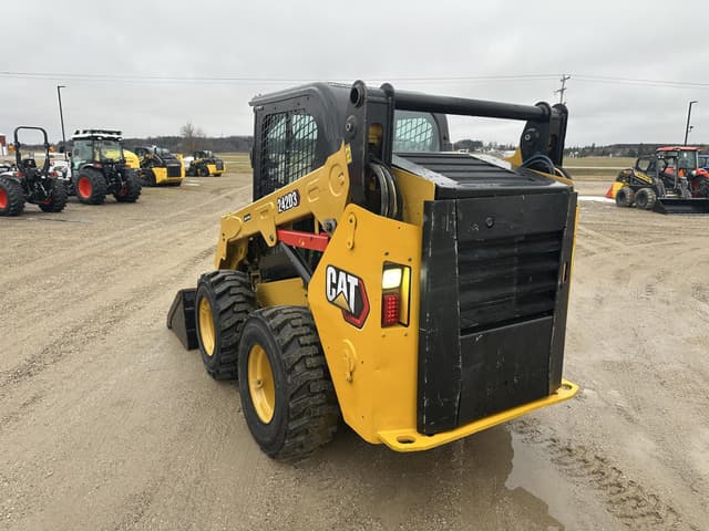 Image of Caterpillar 242D3 equipment image 2