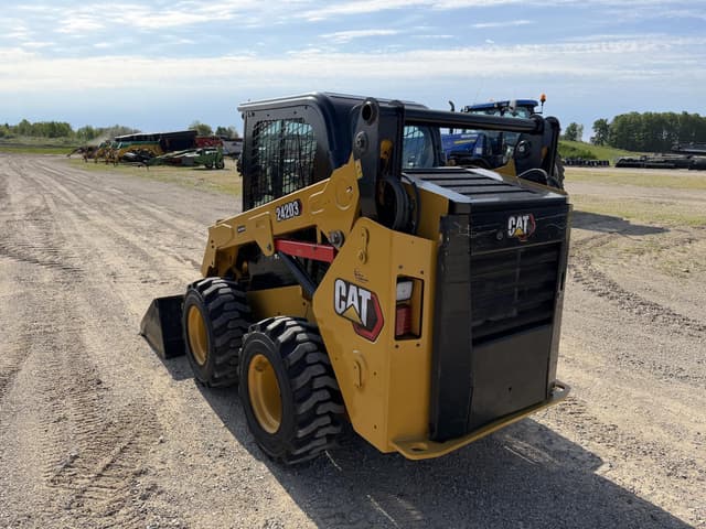 Image of Caterpillar 242D3 equipment image 2