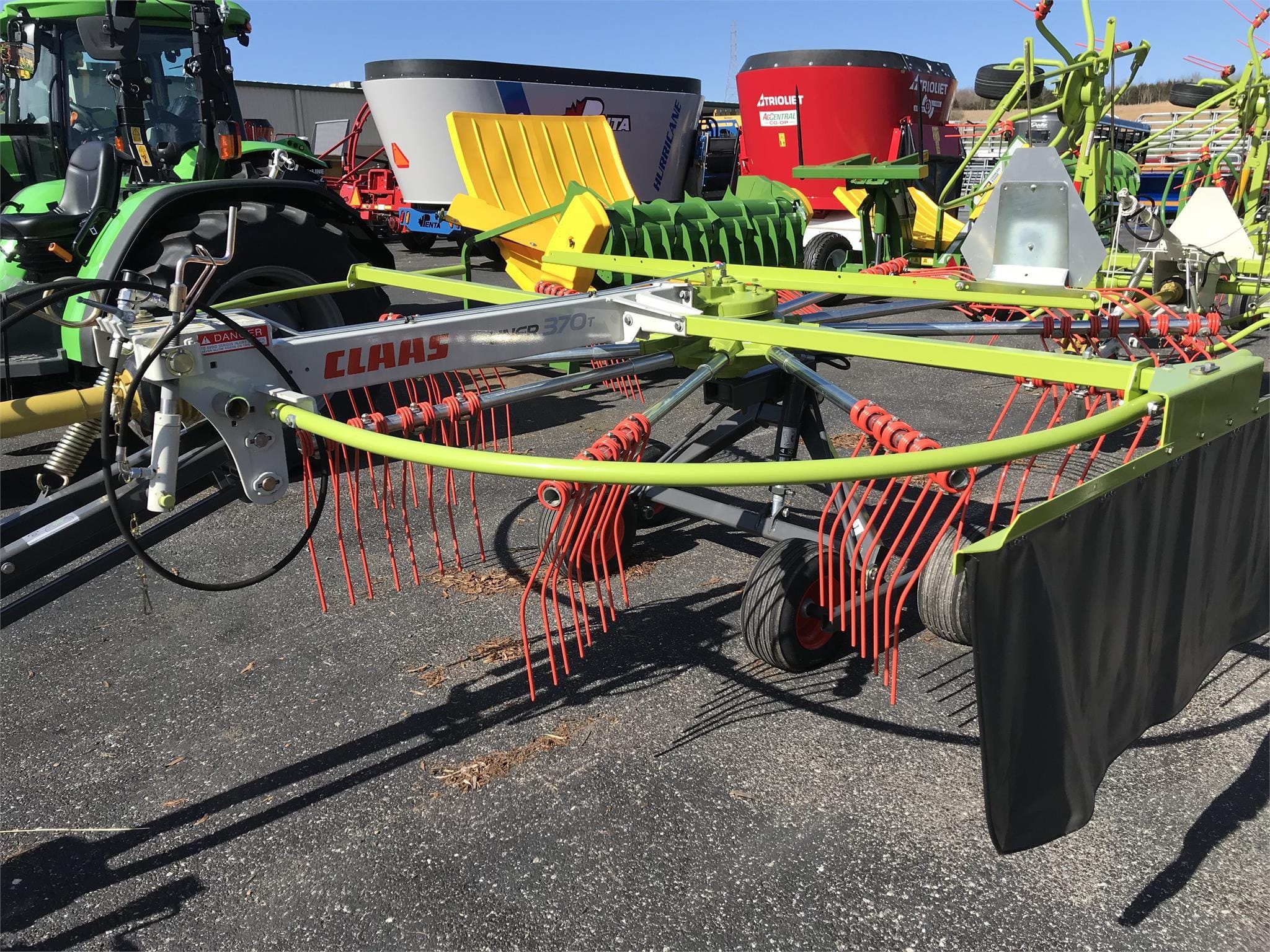 2025 CLAAS Liner 370T Equipment Image0