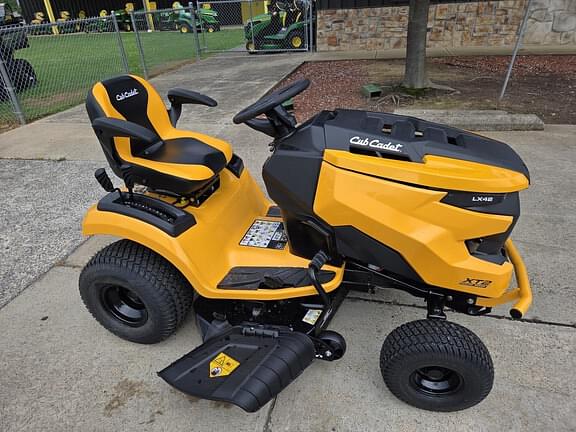 Image of Cub Cadet XT2 LX42 equipment image 2