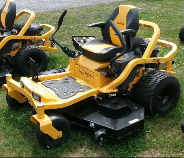 Image of Cub Cadet Ultima ZT2 equipment image 3