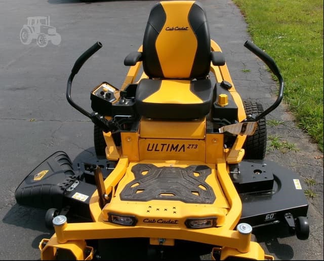 Image of Cub Cadet Ultima ZT3 equipment image 2