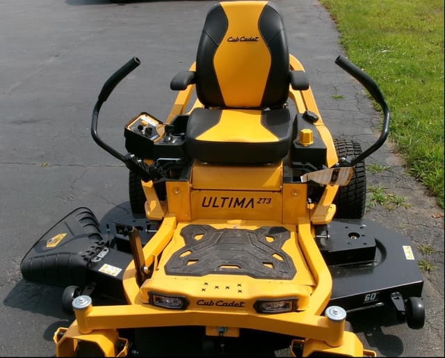 Image of Cub Cadet Ultima ZT3 equipment image 2