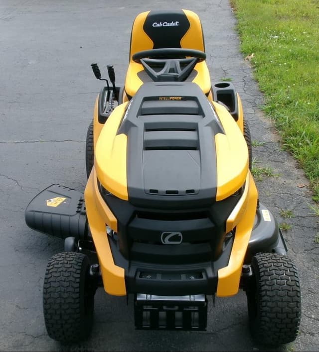 Image of Cub Cadet XT1 equipment image 3