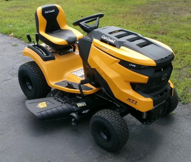 Image of Cub Cadet XT1 LT42 equipment image 2