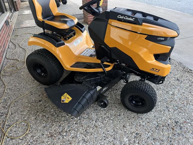 Image of Cub Cadet XT1 LT50 equipment image 3