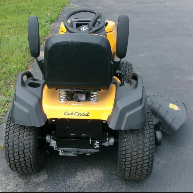 Image of Cub Cadet XT2 equipment image 4