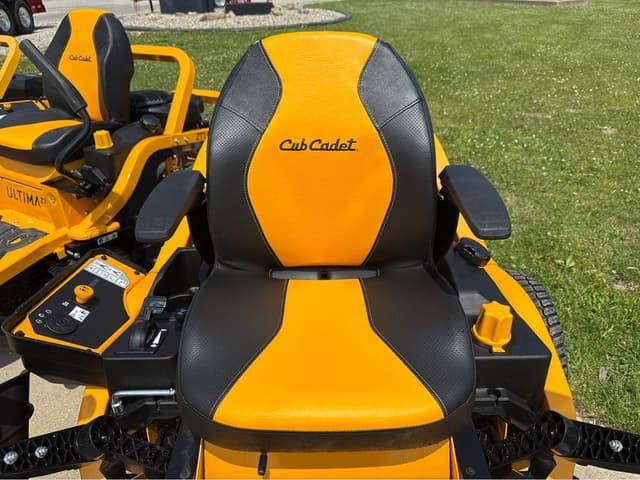 Image of Cub Cadet Ultima ZT2 equipment image 3