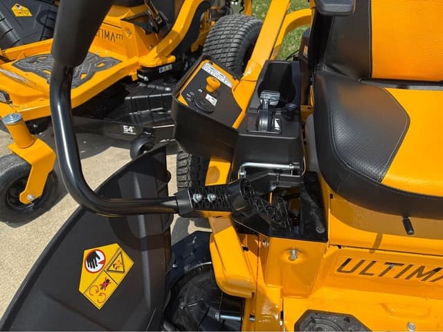 Image of Cub Cadet Ultima ZT2 equipment image 4