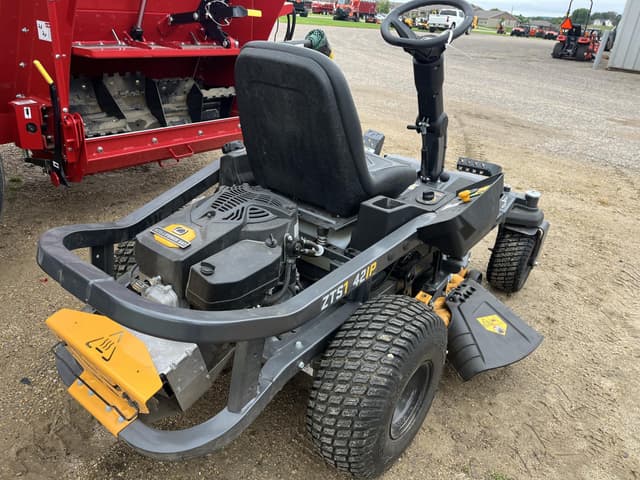 Image of Cub Cadet Ultima ZTS1 equipment image 3